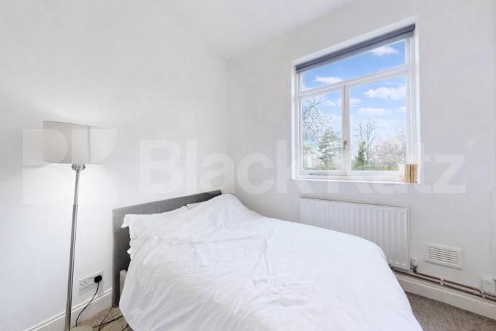 Elegant Raised Ground Floor Apartment in Sought-After NW1 Camden Park Road, Camden
